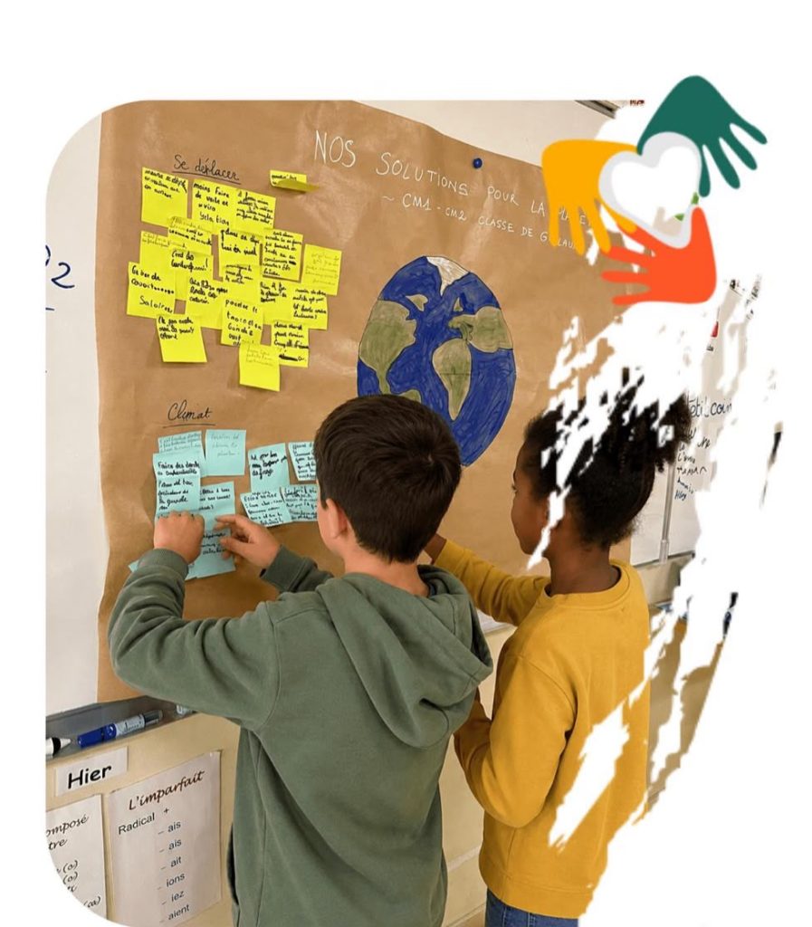 Enfants participant à un atelier pédagogique sur le climat et les solutions pour la planète